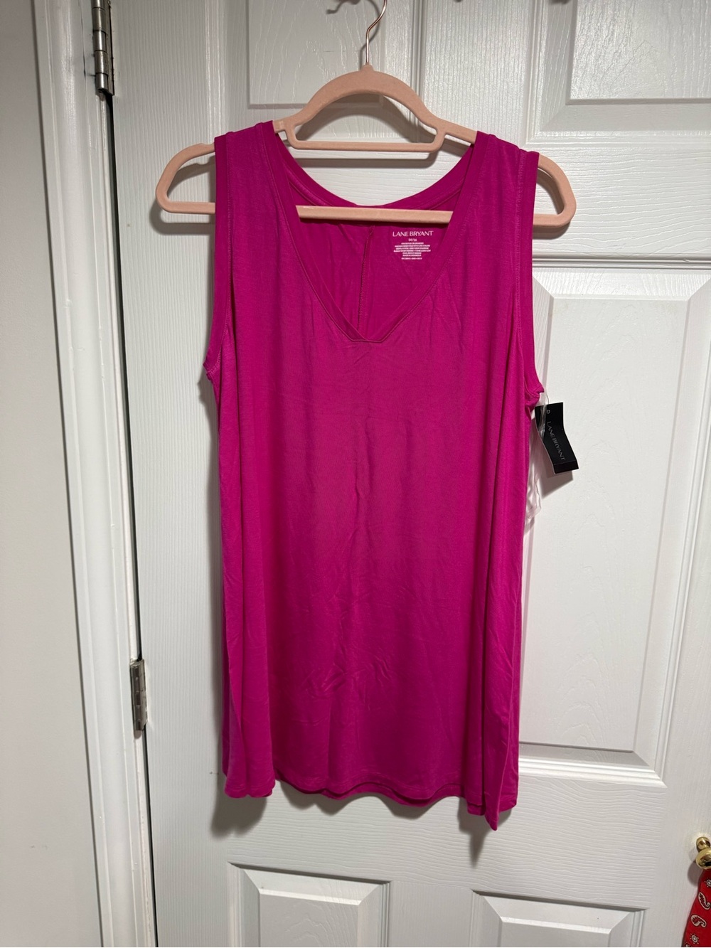 Lane Bryant Bright Fuchsia V-Neck Tank.        Sz 14/16.         Bg2